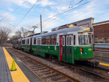 Téléchargez les photos : Train Boston MBTA Green Line Kinki Sharyo Type 7 au terminal Cleveland Circle sur Beacon Street à Brighton, Boston, Massachusetts MA, USA. - en image libre de droit