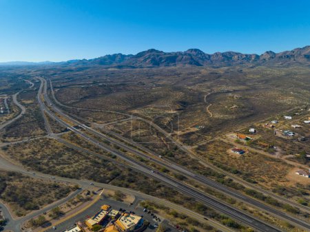 Foto de Vista aérea de la carretera interestatal 19 con montañas Tumacacori en la parte posterior de la ciudad de Tubac en el condado de Santa Cruz, Arizona AZ, EE.UU.. - Imagen libre de derechos