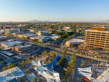 Foto de Mesa city center aerial view on Center Street at Main Street at sunset, Mesa, Arizona AZ, Estados Unidos. - Imagen libre de derechos