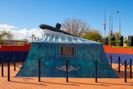 Téléchargez les photos : US Navy Submarines Memorial with Arizona State Flag in Wesley Bolin Memorial Plaza in front of Arizona State Capitol building in city of Phoenix, Arizona AZ, USA. - en image libre de droit
