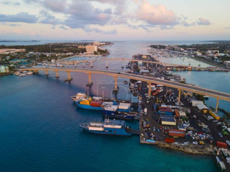 Téléchargez les photos : Vue aérienne du coucher du soleil du centre-ville de Nassau, y compris Paradise Island Bridge et Potters Cay dans le port de Nassau, New Providence Island, Bahamas. - en image libre de droit