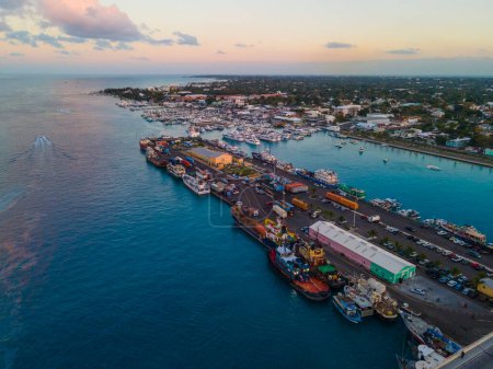 Nassau Potters Cay und die Innenstadt bei Sonnenuntergang im Hafen von Nassau, New Providence Island, Bahamas. 