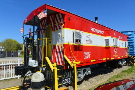 Téléchargez les photos : Providence and Worcester Railroad caboose at Webster Depot on Main Street in historic town centre of Webster, Massachusetts MA, USA. - en image libre de droit