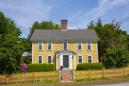 Foto de Edificio histórico de estilo colonial en 2 Sandy Point Road en el centro histórico de Lincoln, Massachusetts MA, EE.UU.. - Imagen libre de derechos