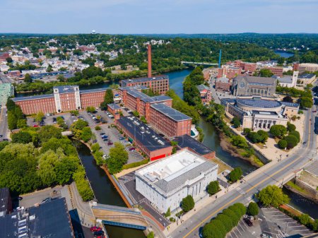 Téléchargez les photos : Boott Mills vue aérienne à l'embouchure de la rivière Concord jusqu'à la rivière Merrimack dans le centre historique de Lowell, Massachusetts MA, États-Unis. - en image libre de droit