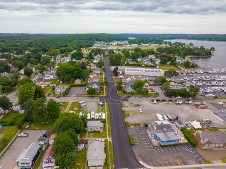 Téléchargez les photos : Village de Niantic vue aérienne sur Smith Avenue à Niantic Beach par une journée nuageuse, ville d'East Lyme, Connecticut CT, États-Unis. - en image libre de droit