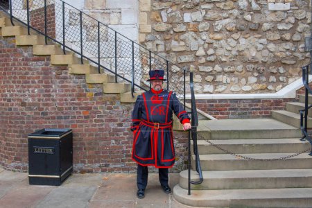 Téléchargez les photos : Yeomen Warder de Fortress the Tower of London, Londres, Angleterre, Royaume-Uni. Tour de Londres est un site du patrimoine mondial de l'UNESCO depuis 1988. - en image libre de droit