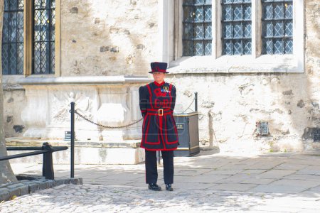 Téléchargez les photos : Yeomen Warder de Fortress the Tower of London, Londres, Angleterre, Royaume-Uni. Tour de Londres est un site du patrimoine mondial de l'UNESCO depuis 1988. - en image libre de droit