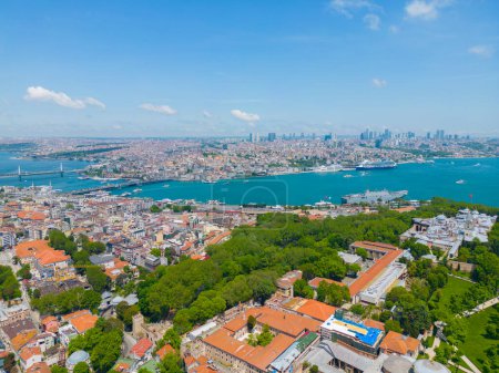 Foto de Vista aérea del Palacio Topkapi en Sultanahmet con Cuerno de Oro y el distrito de Beyoglu en la histórica ciudad de Estambul, Turquía. Áreas históricas de Estambul es Patrimonio de la Humanidad por la UNESCO desde 1985. - Imagen libre de derechos