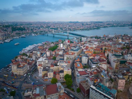 Téléchargez les photos : Golden Horn Bridge et Ataturk Bridge au-dessus du quartier historique de Golden Horn et Beyoglu vue aérienne le crépuscule du matin dans l'historique Istanbul, Turquie. Sites historiques d'Istanbul est un site du patrimoine mondial. - en image libre de droit