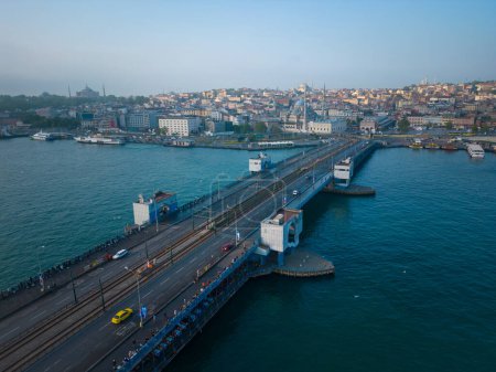 Téléchargez les photos : Pont Galata Koprusu au-dessus de la Corne d'Or et du quartier historique de Fatih vue aérienne le crépuscule du matin dans l'historique Istanbul, Turquie. Sites historiques d'Istanbul est un site du patrimoine mondial. - en image libre de droit