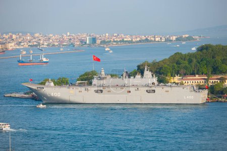 Téléchargez les photos : TCG Anadolu L-400 navire d'assaut amphibie des forces navales turques ancré à la pointe Seraglio à Golden Horn dans la ville historique d'Istanbul, en Turquie. - en image libre de droit