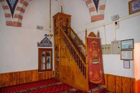 Téléchargez les photos : Minbar de la mosquée Tekke Camii dans le complexe Haji Bektash Veli. Le bâtiment est un monument culturel islamique alévi à la ville de Hacibektas, province de Nevsehir, Turquie. - en image libre de droit