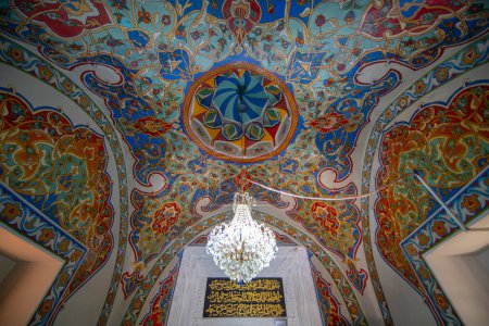 Téléchargez les photos : Plafond du tombeau du sultan Balim au complexe Haji Bektash Veli. Le bâtiment est un monument culturel islamique alévi à la ville de Hacibektas, province de Nevsehir, Turquie. - en image libre de droit