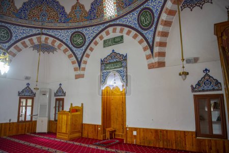 Téléchargez les photos : Mihrab de la mosquée Tekke Camii dans le complexe Haji Bektash Veli. Le bâtiment est un monument culturel islamique alévi à la ville de Hacibektas, province de Nevsehir, Turquie. - en image libre de droit