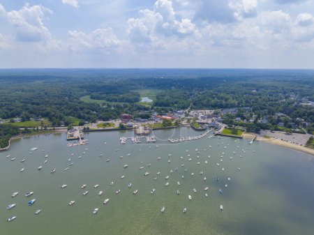 Téléchargez les photos : Hingham Harbor vue aérienne, y compris le village riverain historique et Marina Center dans la ville de Hingham près de Boston, Massachusetts MA, États-Unis. - en image libre de droit