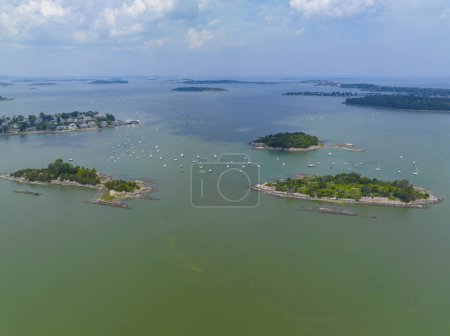 Téléchargez les photos : Sarah Island et Ragged Island vue aérienne dans le port de Hingham dans la ville de Hingham près de Boston, Massachusetts MA, États-Unis. Ces îles appartiennent à Boston Harbor Islands Park. - en image libre de droit