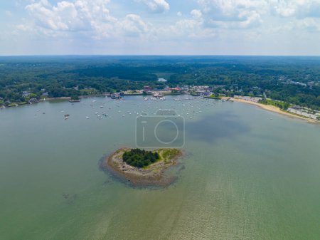 Téléchargez les photos : Hingham Harbor vue aérienne, y compris le village historique riverain et Button Island dans la ville de Hingham près de Boston, Massachusetts MA, États-Unis. - en image libre de droit