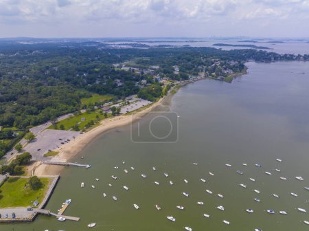 Téléchargez les photos : Hingham Harbor vue aérienne, y compris village historique en bord de mer et plage de baignade dans la ville de Hingham près de Boston, Massachusetts MA, USA. - en image libre de droit