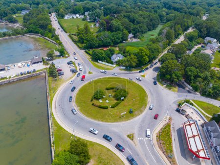 Téléchargez les photos : Vue aérienne du rond-point de la circulation sur Summer Street à côté du port de Hingham à Hingham près de Boston, Massachusetts MA, États-Unis. - en image libre de droit