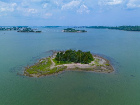 Téléchargez les photos : Button Island vue aérienne dans le port de Hingham dans la ville de Hingham près de Boston, Massachusetts MA, États-Unis. Cette île appartient à Boston Harbor Islands Park. - en image libre de droit