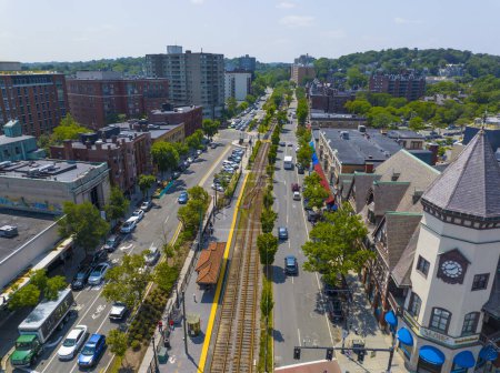 Foto de Vista aérea del edificio SS Pierce y tranvía MBTA Green Line en Coolidge Corner en Beacon Street en Harvard Street, Brookline, Massachusetts MA, EE.UU.. - Imagen libre de derechos