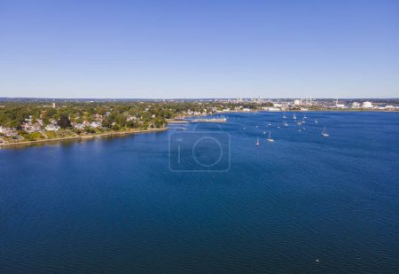 Téléchargez les photos : Edgewood Beach vue aérienne de la rivière Providence près de l'embouchure de la rivière à la baie de Narragansett, avec la ligne d'horizon moderne de la ville de Providence à l'arrière, Cranston, Rhode Island RI, États-Unis. - en image libre de droit