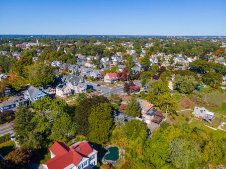 Téléchargez les photos : Edgewood quartier résidentiel historique vue aérienne à l'automne avec feuillage d'automne près de la rivière Providence dans la ville de Cranston, Rhode Island RI, États-Unis. - en image libre de droit