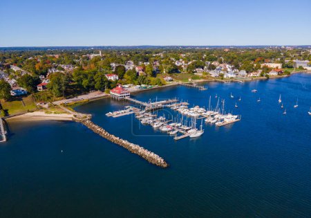 Téléchargez les photos : Edgewood Yacht Club vue aérienne de la rivière Providence près de l'embouchure de la rivière à la baie de Narragansett dans la ville de Cranston, Rhode Island RI, États-Unis. - en image libre de droit