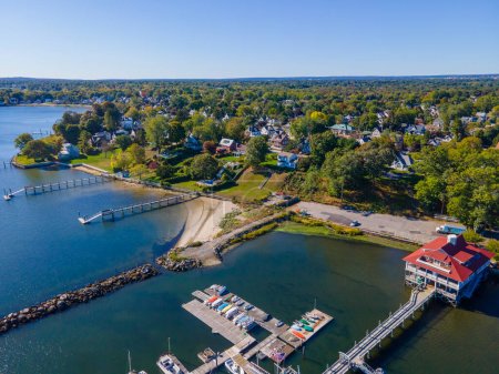 Téléchargez les photos : Edgewood Yacht Club vue aérienne de la rivière Providence près de l'embouchure de la rivière à la baie de Narragansett dans la ville de Cranston, Rhode Island RI, États-Unis. - en image libre de droit