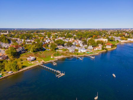 Téléchargez les photos : Edgewood Beach vue aérienne de la rivière Providence près de l'embouchure de la rivière à la baie de Narragansett, avec la ligne d'horizon moderne de la ville de Providence à l'arrière, Cranston, Rhode Island RI, États-Unis. - en image libre de droit