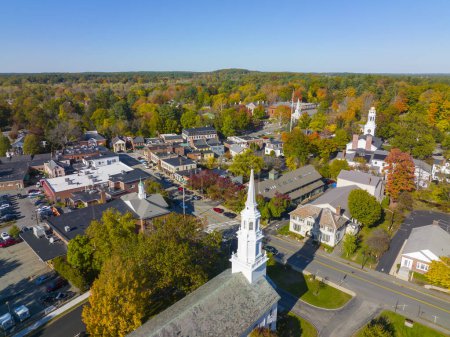 Foto de Iglesia congregacional trinitaria vista aérea en 54 Walden Street en otoño con follaje de otoño en el centro histórico de la ciudad de Concord, Massachusetts MA, EE.UU.. - Imagen libre de derechos