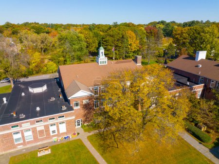 Foto de Wayland Town Hall vista aérea en otoño con follaje de otoño en 41 Cochituate Road en el centro histórico de Wayland, Massachusetts MA, EE.UU.. - Imagen libre de derechos