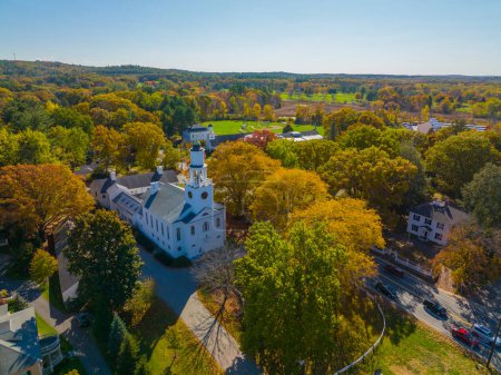 Foto de Primera vista aérea de la iglesia parroquial en otoño con follaje de otoño en 225 Boston Post Road en el centro histórico de Wayland, Wayland, Massachusetts MA, EE.UU.. - Imagen libre de derechos