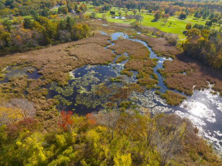 Foto de Vista aérea del pantano del arroyo del pino en otoño con follaje del otoño en el centro de la ciudad de Wayland, Massachusetts MA, USA. - Imagen libre de derechos