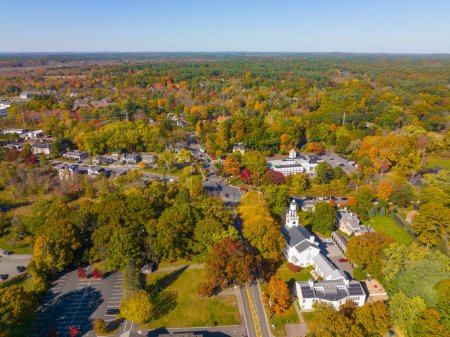 Foto de Wayland historic town center aerial view in fall with fall foliage at Boston Post Road and MA Route 27, including First Parish Church and Town Hall, Wayland, Massachusetts MA, USA. - Imagen libre de derechos