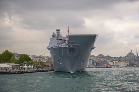 Téléchargez les photos : TCG Anadolu L-400 navire d'assaut amphibie des forces navales turques ancré à la pointe Seraglio à Golden Horn dans la ville historique d'Istanbul, en Turquie. - en image libre de droit