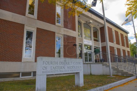 Téléchargez les photos : Fourth District Court of Eastern Middlesex County and Woburn District Court House at 30 Pleasant Street in historic city center of Woburn, Massachusetts MA, USA. - en image libre de droit