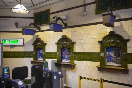 Foto de Histórica taquilla en la estación Edgware Road de Bakerloo Line en la ciudad de Westminster en Londres, Inglaterra, Reino Unido. - Imagen libre de derechos