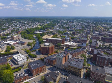 Téléchargez les photos : Middlesex Community College vue aérienne sur Kearney Square à Eastern Canal et Concord River à Merrimack River dans le centre historique Lowell, Massachusetts MA, USA. - en image libre de droit