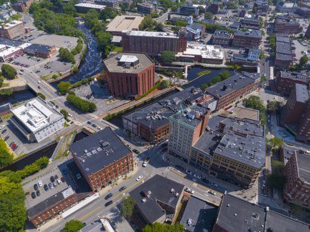 Téléchargez les photos : Middlesex Community College vue aérienne sur Kearney Square à Eastern Canal et Concord River à Merrimack River dans le centre historique Lowell, Massachusetts MA, USA. - en image libre de droit