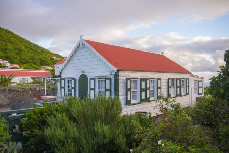 Téléchargez les photos : Historic residential building in Windwardside historic town center in Saba, Caribbean Pays-Bas. - en image libre de droit