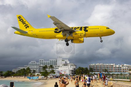Téléchargez les photos : Spirit Airlines Airbus 320 survolant Maho Beach avant d'atterrir sur l'aéroport international Princess Juliana SXM à Sint Maarten, Pays-Bas Caraïbes. - en image libre de droit