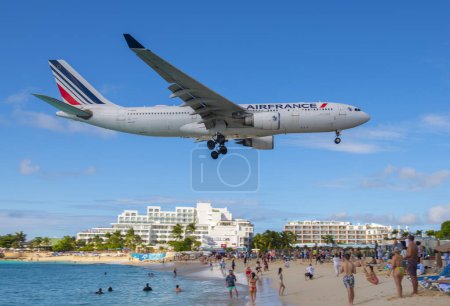Téléchargez les photos : Air France Airbus 330 survolant Maho Beach avant d'atterrir sur l'aéroport international Princess Juliana SXM à Sint Maarten, dans les Caraïbes néerlandaises. - en image libre de droit