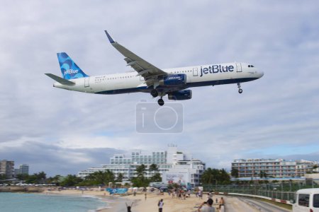 Téléchargez les photos : JetBlue Airways Airbus 320 survolant Maho Beach avant d'atterrir sur l'aéroport international Princess Juliana SXM à Sint Maarten, Pays-Bas Caraïbes. - en image libre de droit