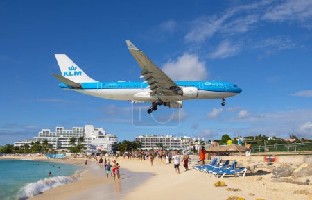 Téléchargez les photos : KLM Airbus 330 survolant Maho Beach avant d'atterrir sur l'aéroport international Princess Juliana SXM à Sint Maarten, Pays-Bas Caraïbes. - en image libre de droit