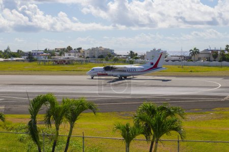 Téléchargez les photos : Winair (Windward Islands Airways) ATR 42 décollage à l'aéroport international Princess Juliana SXM près de Maho Beach sur Sint Maarten, Caraïbes néerlandaises. - en image libre de droit