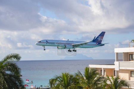 Foto de Amerijet International Boeing 757 Cargo Jet volando sobre la playa de Maho antes de aterrizar en el aeropuerto internacional Princess Juliana SXM en Sint Maarten, Caribe holandés. - Imagen libre de derechos