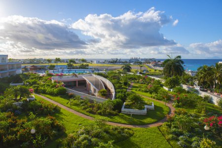 Téléchargez les photos : Royal Islander Club Resort Jardin La Terrasse avec Princess Juliana International Airport SXM près de Maho Beach sur Sint Maarten, Pays-Bas Caraïbes. - en image libre de droit