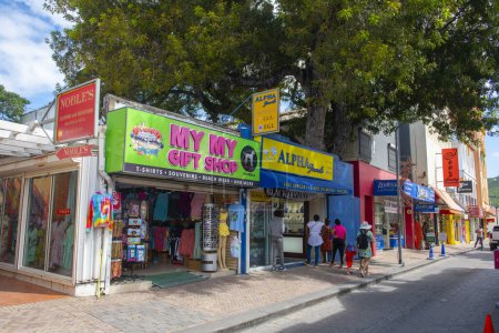 Téléchargez les photos : Bâtiments commerciaux historiques sur Front Street dans le centre historique de Philipsburg à Sint Maarten, Caraïbes néerlandaises. - en image libre de droit